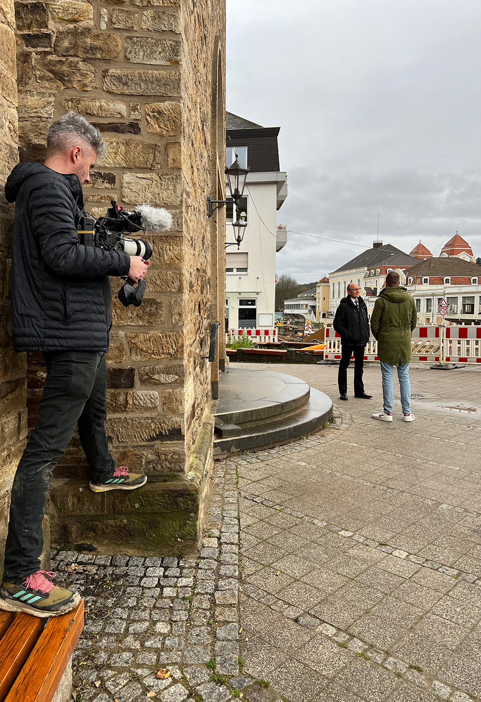 Die PicturePunks Nele und Kathrin lachend vor einem Graffiti
