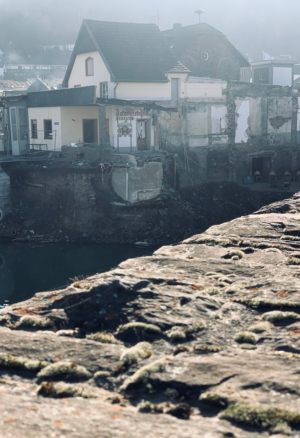Nele schaut durch eine coole Fliegerbrille in die Kamera, im Hintergrund ein Lastenfahrrad.