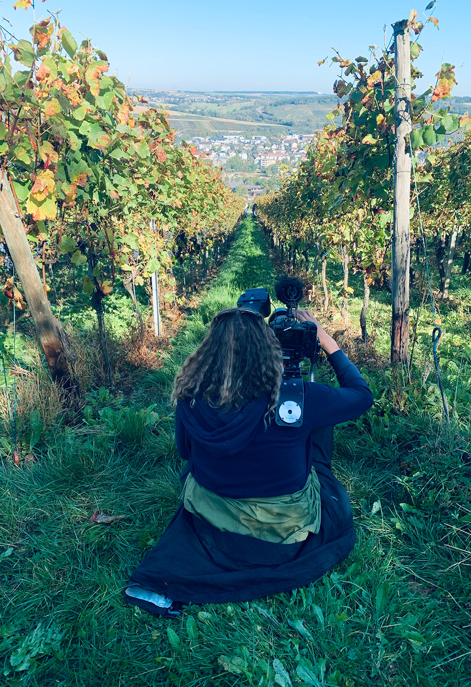 Die PicturePunks Nele und Kathrin auf einer Couch