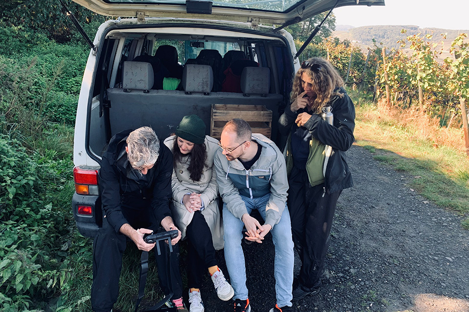 Kathrin im Interview mit Mario Adorf in einem Hotelzimmer