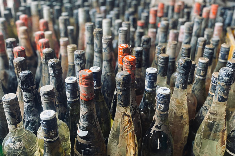 Nele im Übertragungswagen vor Bildschirmen