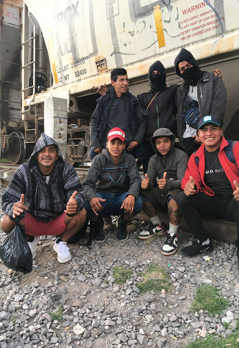 Nele schaut durch eine coole Fliegerbrille in die Kamera, im Hintergrund ein Lastenfahrrad.