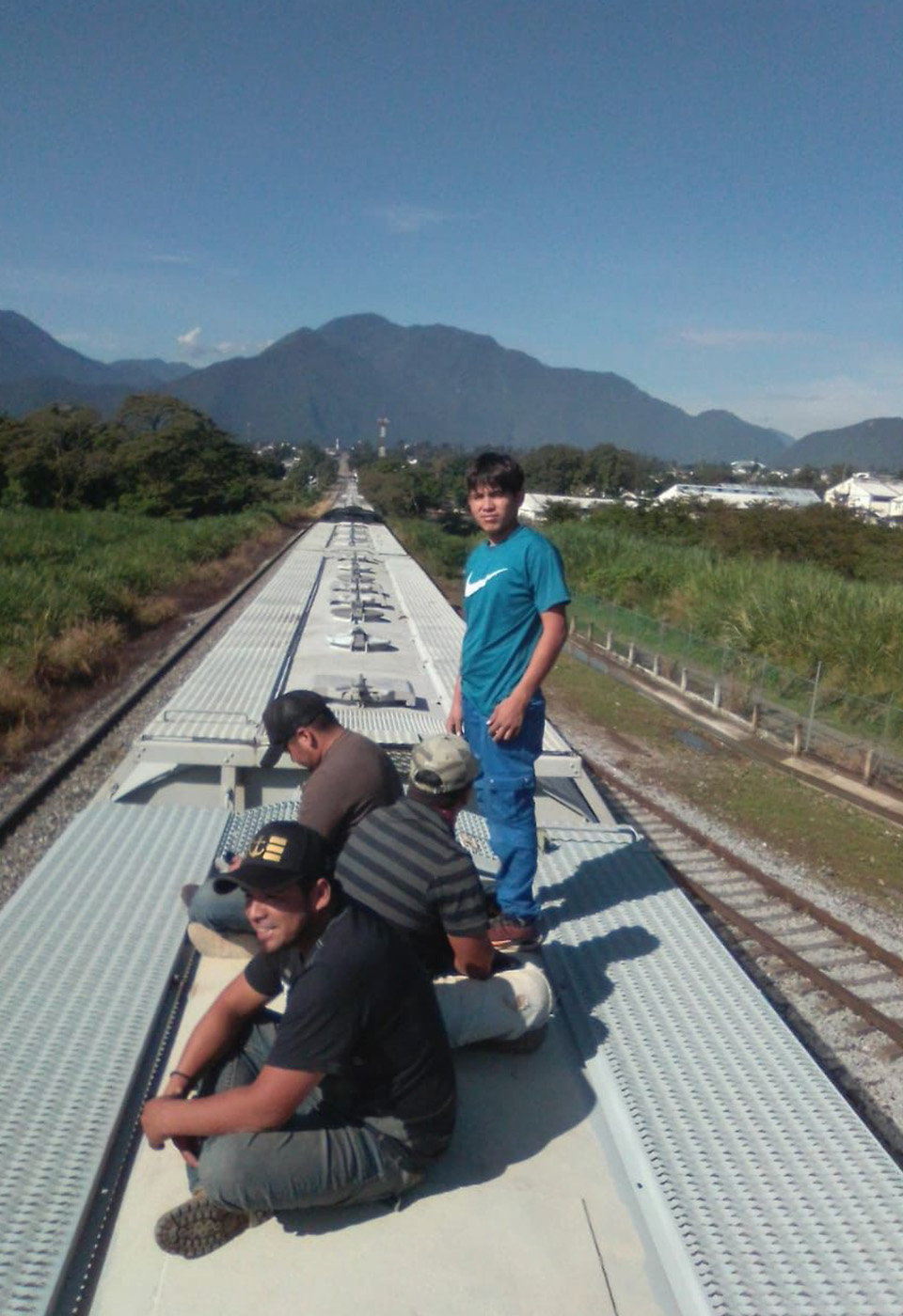 Die PicturePunks Nele und Kathrin auf einer Couch