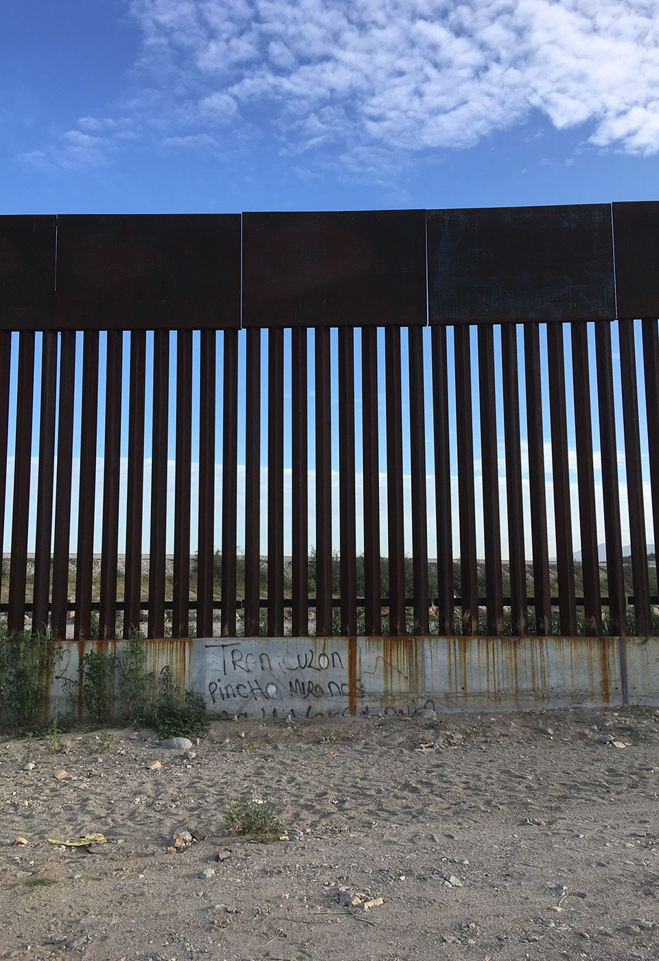 Nele im Übertragungswagen vor Bildschirmen