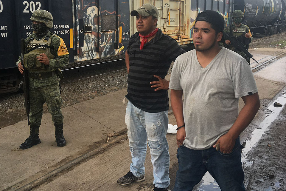 Nele im Interview mit einen Mann.