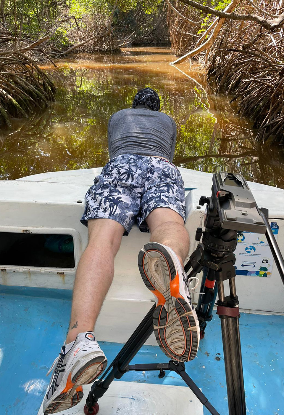 Kathrin balanciert auf dem Mittelstreifen einer Straße