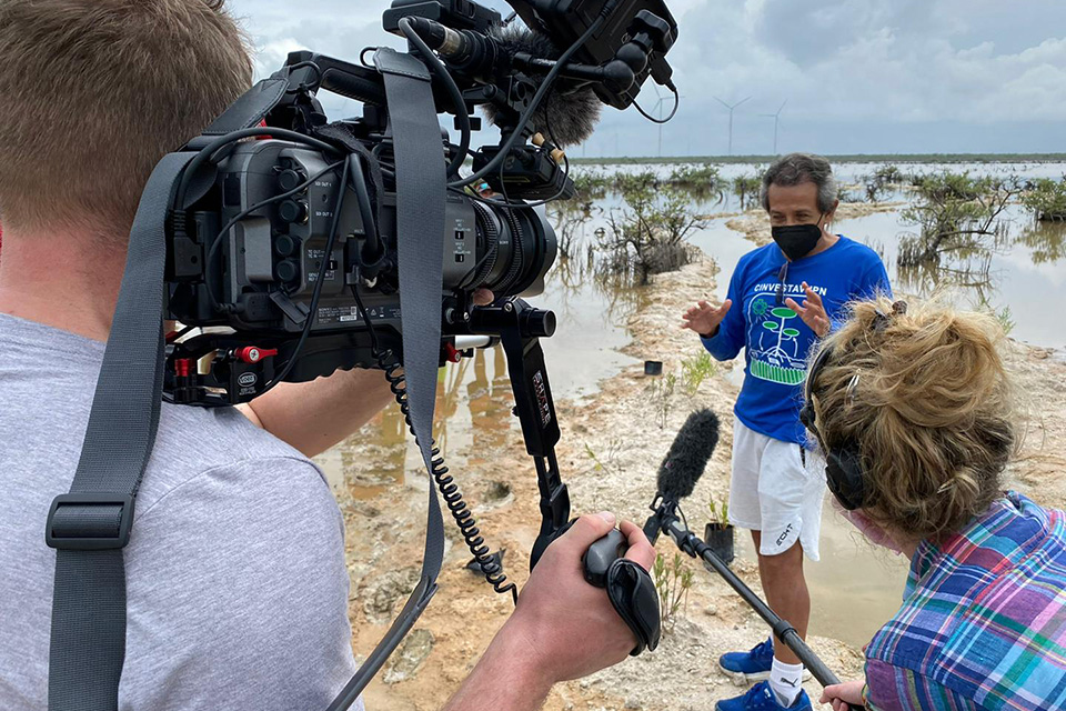 Nele schaut durch eine coole Fliegerbrille in die Kamera, im Hintergrund ein Lastenfahrrad.