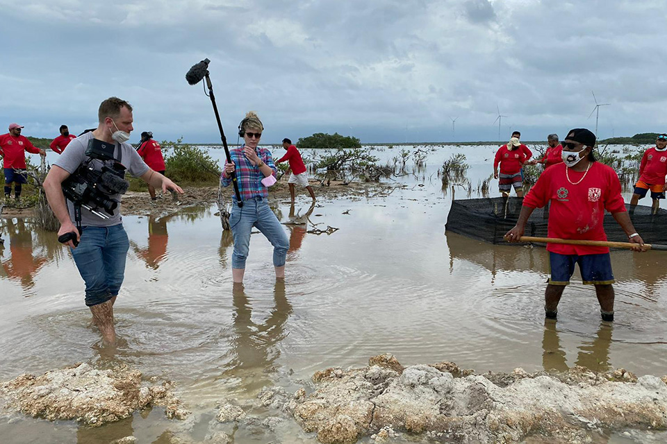 Nele im Interview mit einen Mann.