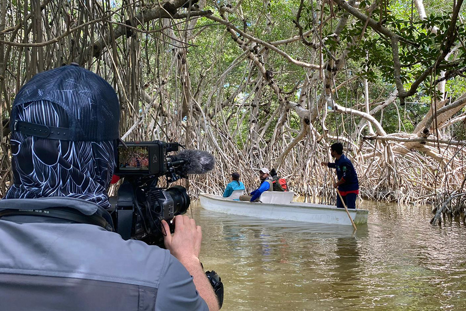 Kathrin im Interview mit Mario Adorf in einem Hotelzimmer