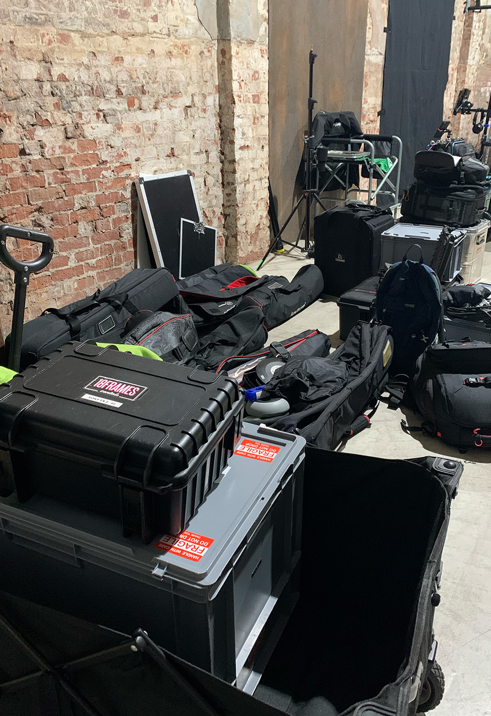 Die PicturePunks Nele und Kathrin lachend vor einem Graffiti