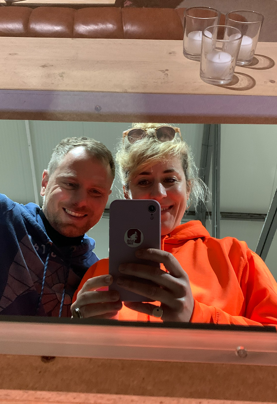 Kathrin im gegenlicht der Sonne, im Hintergrund sind Bäume.