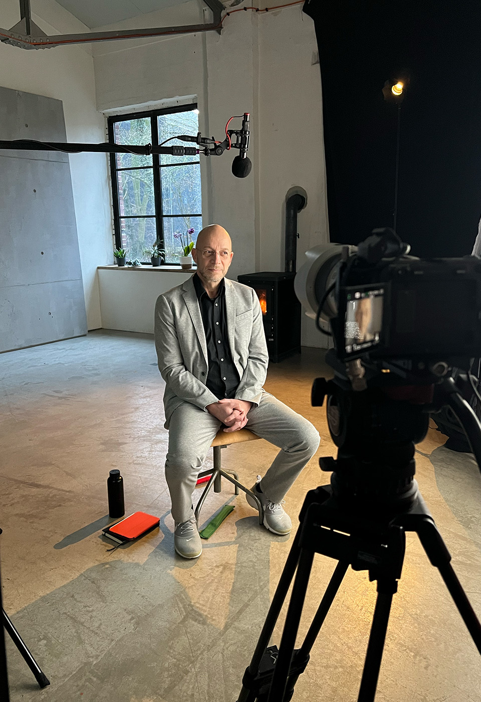 Nele berichtet mit dem ARD-Mikrofon in der Hand in gelber Verkleidung vom Schlagermove