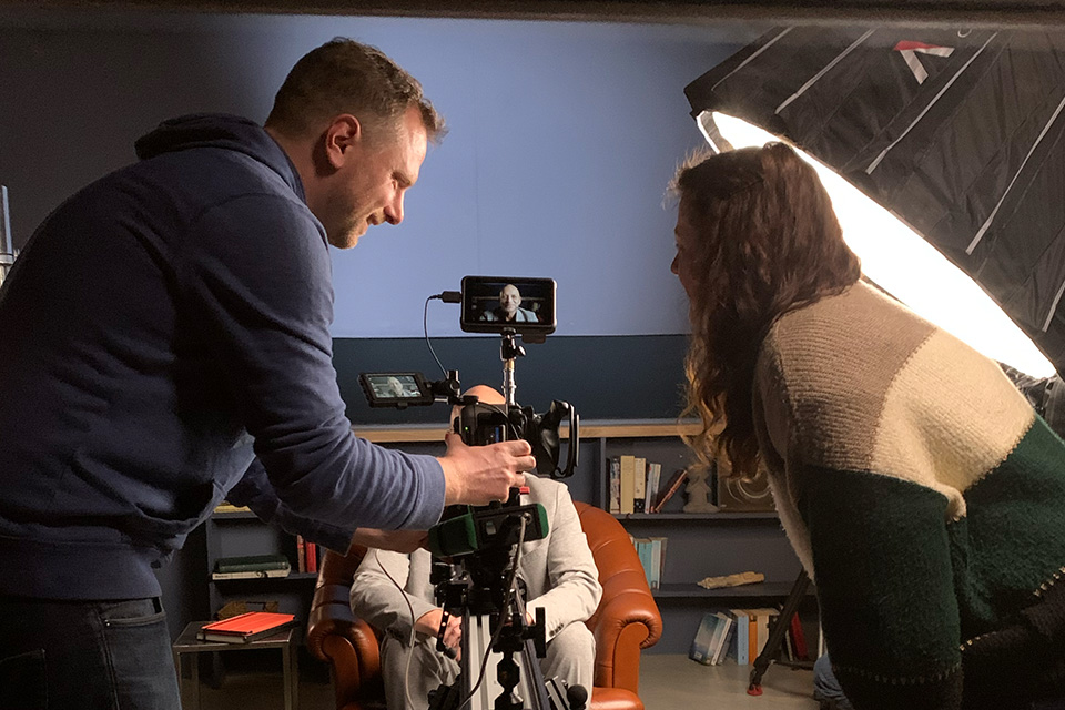 Kathrin im Interview mit Mario Adorf in einem Hotelzimmer