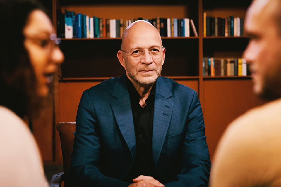 Die PicturePunks Nele und Kathrin lachend vor einem Graffiti