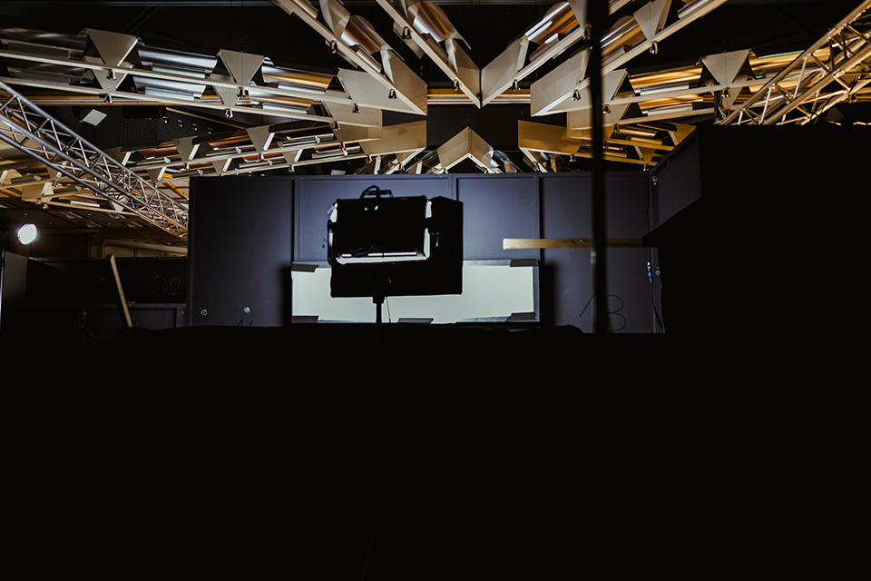 Nele berichtet mit dem ARD-Mikrofon in der Hand in gelber Verkleidung vom Schlagermove