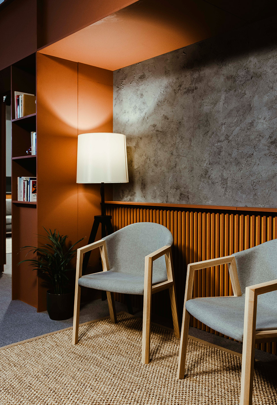 Kathrin balanciert auf dem Mittelstreifen einer Straße