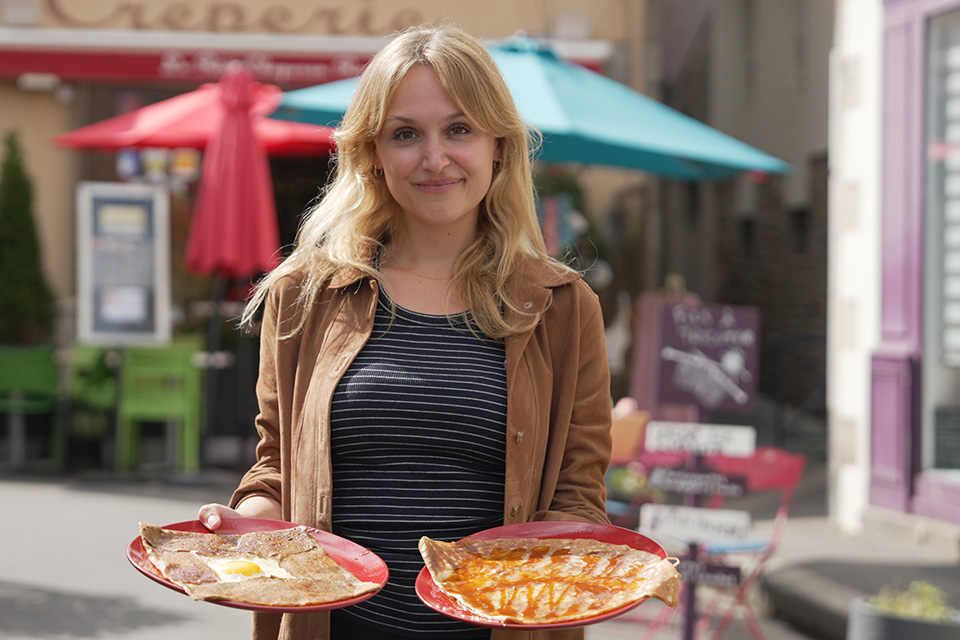 Bild aus Folge 2: Lynn träumt von einer Crêperie am Meer.